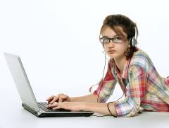 Ragazza utilizza il computer